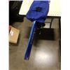 Image 2 : PAIR OF HEAD CARVE 8 SKIS WITH POLES AND SKI LOCKS