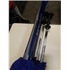Image 8 : PAIR OF HEAD CARVE 8 SKIS WITH POLES AND SKI LOCKS