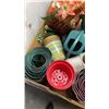 Image 8 : 2 BOXES OF GARDEN EDGING, SPRAY NOZZLES, WATERING CANS AND MORE