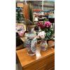 Image 1 : 2 VASES WITH ARTIFICIAL FLOWERS AND PLANTS