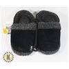 Image 1 : NEW MEN'S SIZE 7/8 SLIPPERS