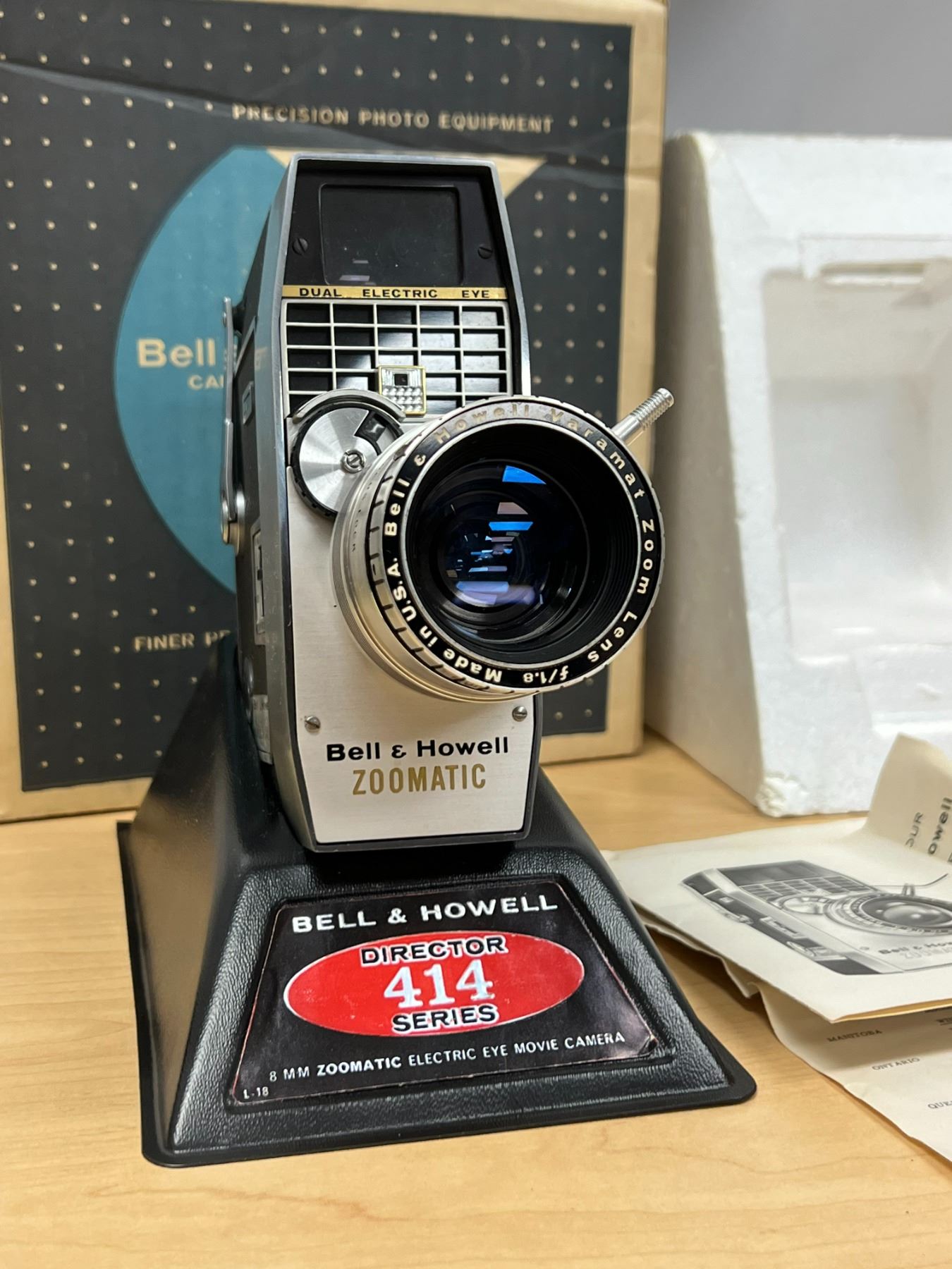 Howell Vintage Bell & Howell 414 Director Series 8MM Zoomatic Movie Camera w ...