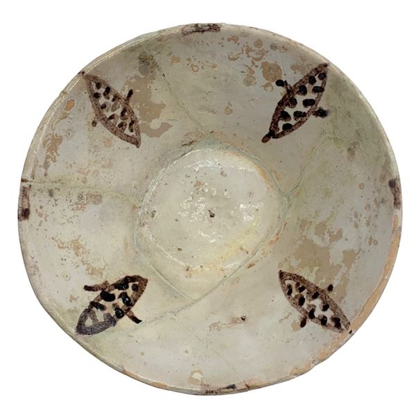 A RARE ISLAMIC SAMANID WHITE FISH BOWL 9TH CENTURY