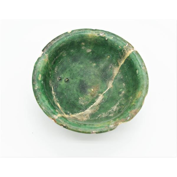 AN ANCIENT ISLAMIC SELJUK GREEN GLAZED CERAMIC BOWL