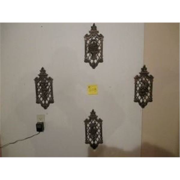 4 PLASTIC VINTAGE WALL HANGINGS