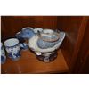 Image 2 : BLUE & WHITE TEA POTS & CUPS (8 PCS)