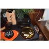 Image 2 : MIX LOT: VARIOUS ORIENTAL BLACK & RED LACQUER WARE, STANDS, TRAYS, BOWLS, VASES & BOXES (42 PCS)