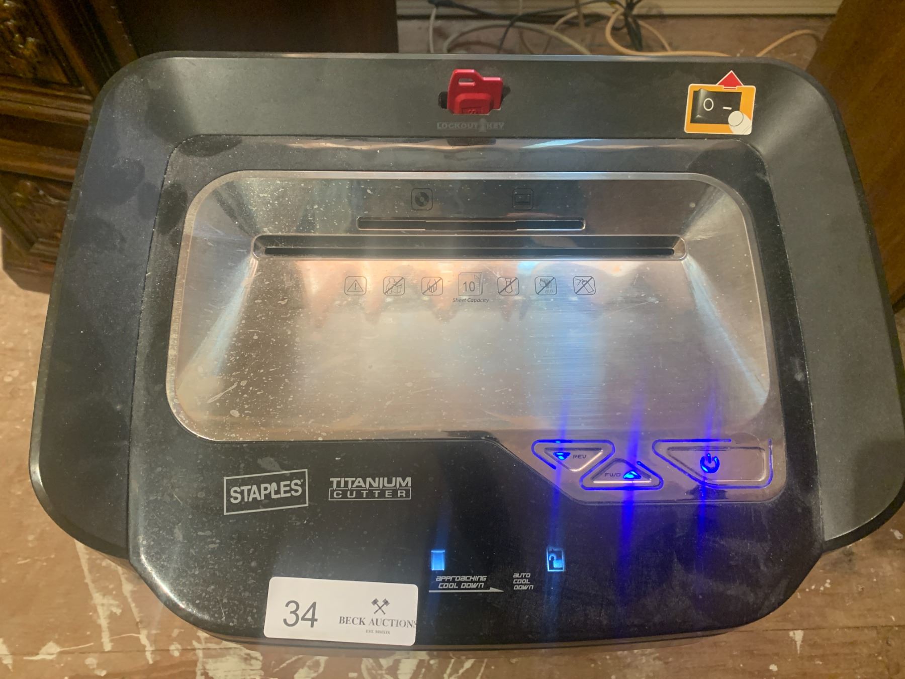 Staples Titanium Cutter Paper Shredder (Model SPLTMC10A) Beck