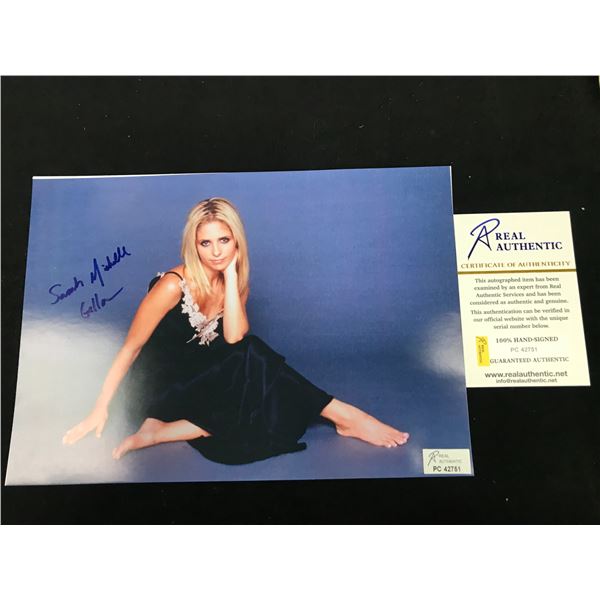 SARAH MICHELL GELLAR SIGNED 8 X 10 (RA COA)