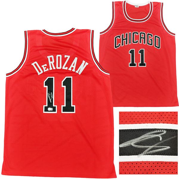 DEMAR DEROZEN SIGNED CHIACAGO BULLS JERSEY (BECKETT COA)