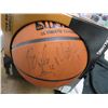 Image 2 : Spalding Autographed Basketball
