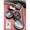 Image 1 : 5-Signed Hockey Pucks - 5 X $