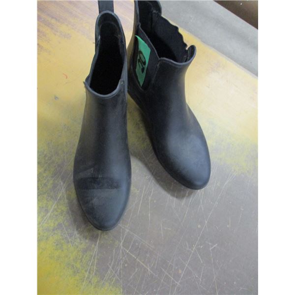 LADIES BOOTS (SIZE 6)