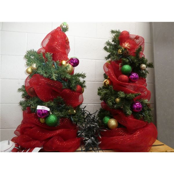 Christmas/winter d?cor: trees, snowman