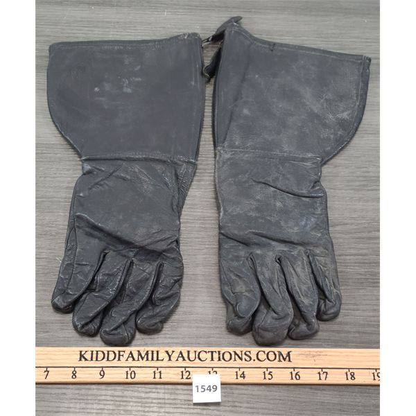 PAIR OF WWII DISPATCH RIDER GAUNTLETS - Kidd Family Auctions