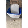 Image 2 : 4 STORAGE TOTES WITH 2 LIDS