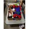 Image 1 : TRAY OF CHRISTMAS AND HOLIDAY DECOR