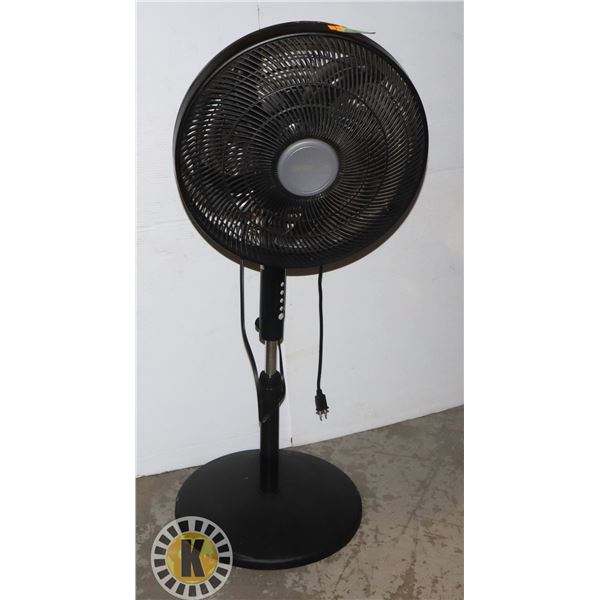 COMFORT MATE BLACK STANDING FAN