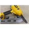 Image 5 : Dewalt Model D51823 Clipped Head Framing Air Nailer 