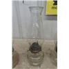 Image 3 : 4 Clear Glass Oil Lamps with Chimneys 