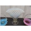 Image 2 : 5 Pieces Fenton Glassware - 3 Baskets, 1 Dish, 1 Fan Style Vase 8'' Tall