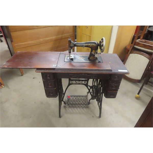 Vintage Singer Treadle Sewing Machine in 7 Drawer