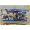 Image 2 : Bigfoot Monster Truck Super Stunt Arena Playset -Lindberg ' Blunderbus' Plastic Model Kit - Sealed