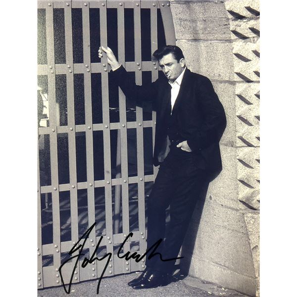 JOHNNY CASH SIGNED 8X10 PHOTO (RA COA)