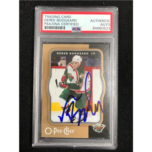 1998-99 OPC DEREK BOOGAARD SIGNED HOCKEY CARD (PSA AUTHENTIC)