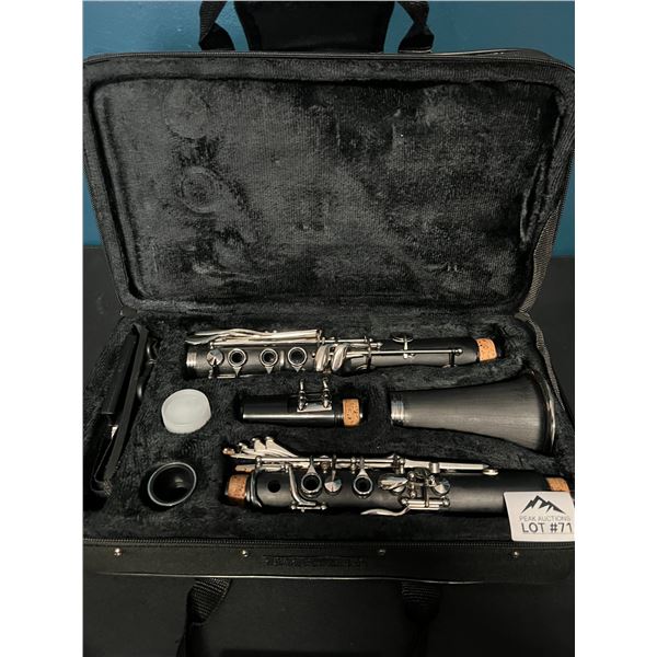 Lot of 1 Musical Clarinet w/ Case