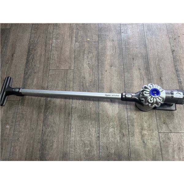 Lot of 1 Dyson Stick Vacuum w/ Battery (*Used)