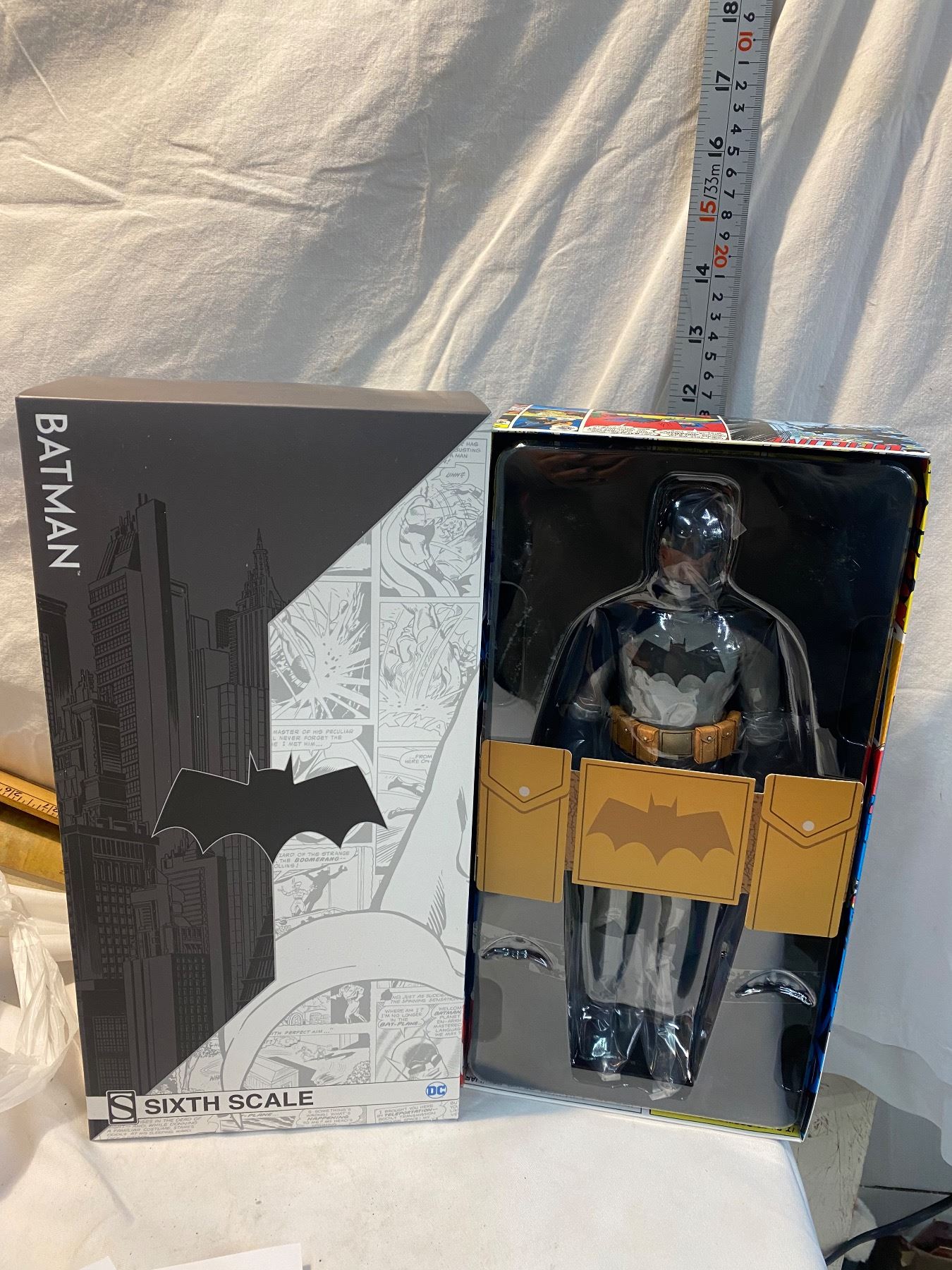 Sideshow 1:6 scale Batman action figure DC