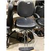 Image 2 : Height adjustable salon chair