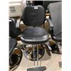 Image 2 : Height adjustable salon chair
