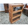 Image 3 : 3 Shelf glass cabinet