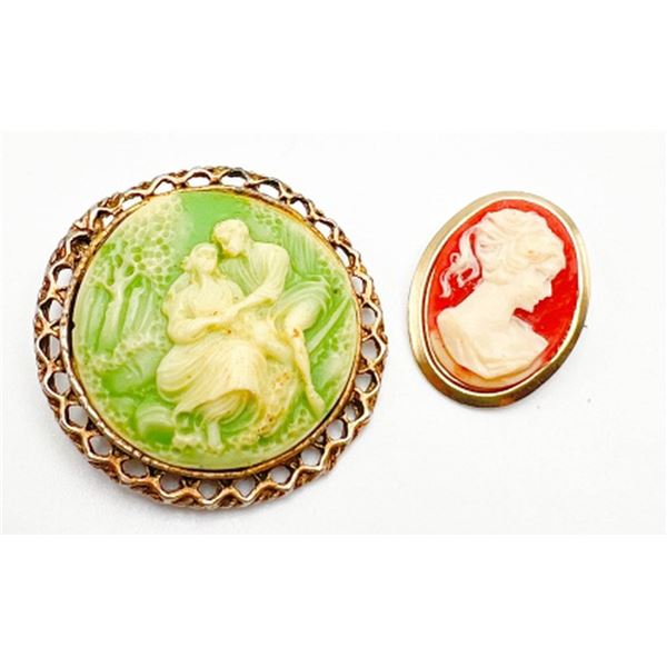 2 CAMEO BROOCHES (1 GREEN, 1 RED)