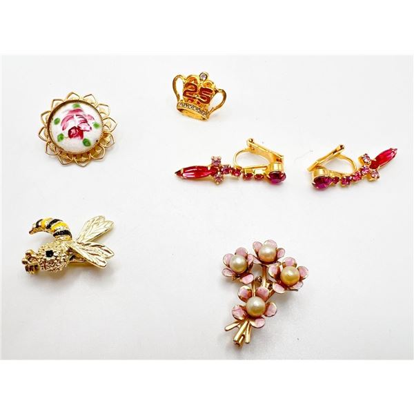 4 BROOCHES + 1 PAIR EARRINGS