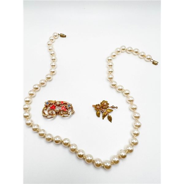 PEARL LIKE NECKLACE W/ BARREL CLASP