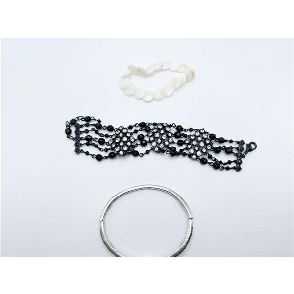 AVON BRACELET W/ PEARL LIKE STONE