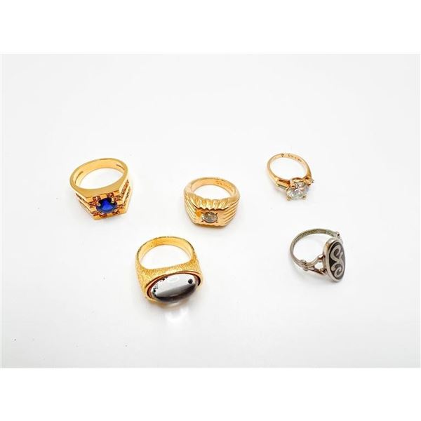 4 GOLD TONE RINGS, 1 SILVER TONE RING