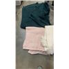 Image 2 : LOT OF THROW BLANKETS
