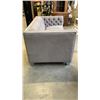 Image 2 : GREY TUFTED LOVESEAT