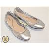 Image 2 : WOMENS SILVER BALLET FLATS SIZE 6