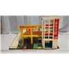 Image 2 : Vintage "Fisher Price" parking ramp & service center playset toy