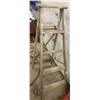 Image 1 : Wooden step ladder - 60"