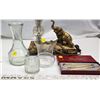Image 5 : Lot of assorted items - elephant lamp, 3 glass vases, and gold colored pens