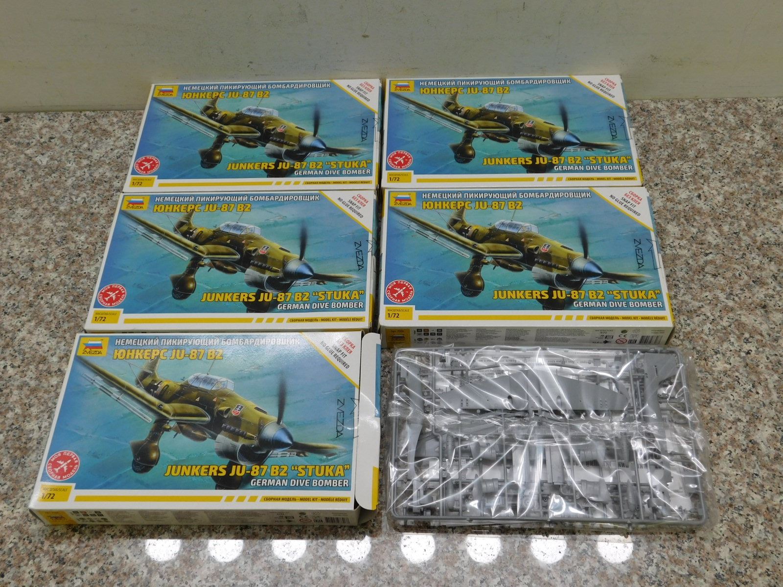 Maquette Avion Allemand JU-87B-2/U4 Stuka Avec Skis - Zvezda 1:72 - Kit Snap-fit - Neuf