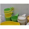 Image 2 : Vintage Retro MCM Tupperware Kitchen Measuring Cups and Strainer