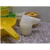 Image 3 : Vintage Retro MCM Tupperware Kitchen Measuring Cups and Strainer