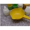 Image 4 : Vintage Retro MCM Tupperware Kitchen Measuring Cups and Strainer